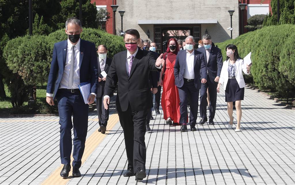 欧洲议会「外国势力干预欧盟民主程序（含假讯息）」特别委员会（INGE）主席格鲁克斯曼（前左）率官方代表团访台，并于5日访问立法院。(图/中央社)(photo:ChinaTimes)