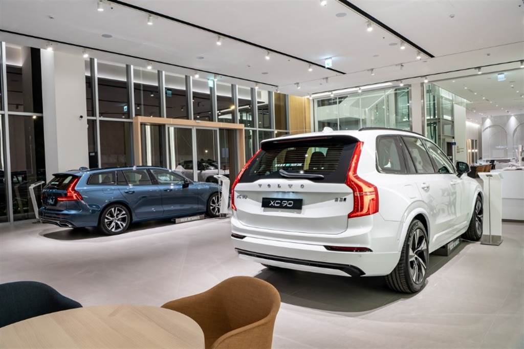 挑高 4.5 米的一樓展示空間設置 4 款展示車，二樓新車展示區可同時擺放 10 款車型，讓每位賓客能在舒適無壓力的空間飽覽 VOLVO 全車系。