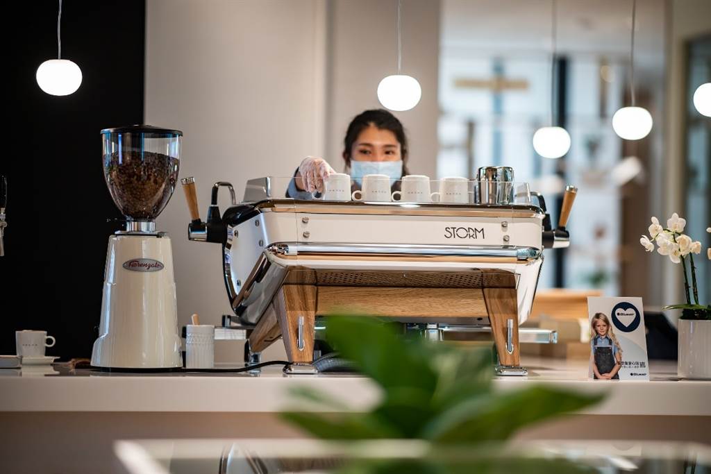 二樓吧台區導入義大利品牌 Astoria Storm 頂級半自動咖啡機，其精準的 crema 萃取技術猶如咖啡大師現場沖煮，香氣四溢。