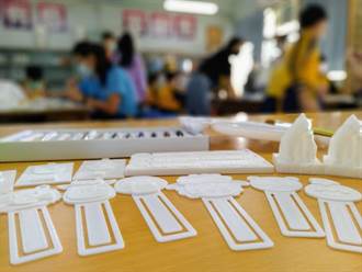 台南偏鄉學童體驗3D列印 開心帶作品回家