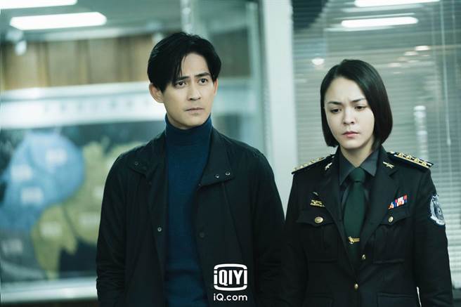 周渝民（左）和张榕容对戏。（爱奇艺国际站提供）