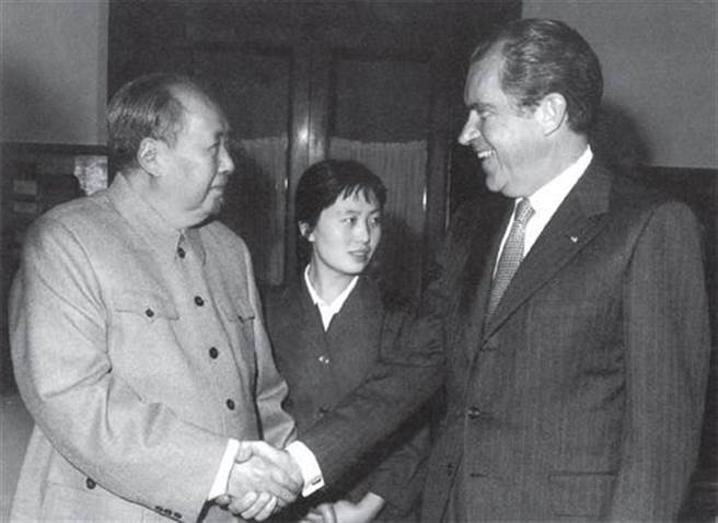 美國總統尼克森訪問大陸，完成美中和解這項影響國際政治格局超過半世紀的外交工程。尼克森（左）訪問中國時與毛澤東（右）還談了一個多小時。兩人中間是照顧毛澤東日常生活的張玉鳳。（圖／網路）