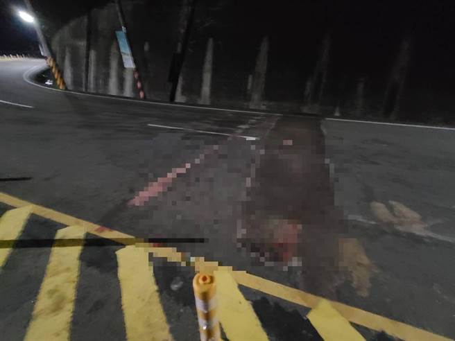 台三線89.5公里處南下路段11日晚間，發生保時捷死亡車禍，現場仍血跡斑斑。（翻攝照片）