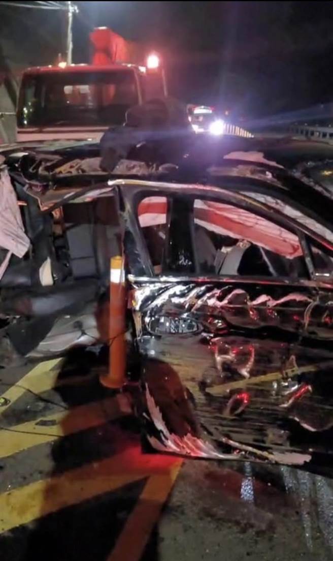 台三線89.5公里處南下路段11日晚間，發生保時捷死亡車禍，車體毀損嚴重。（翻攝照片）