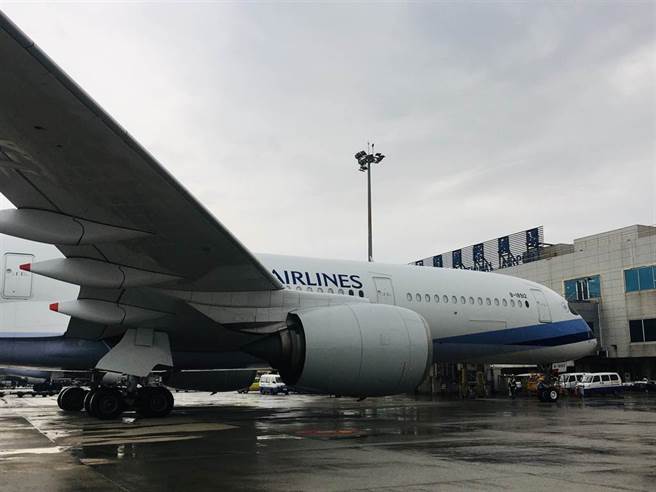 載運疫苗的華航班機抵達桃園機場。（范揚光攝）