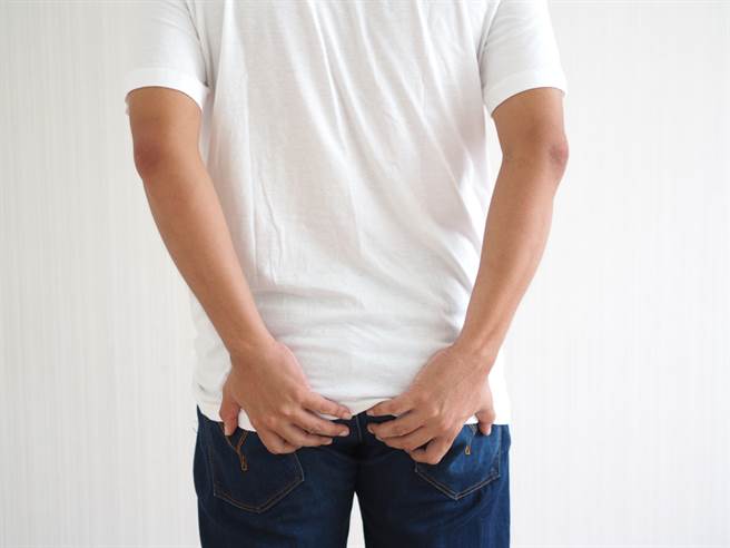 人夫狂放魚腥味響屁，臭到妻子受不了，拖了20年才就醫，竟是大腸癌晚期。（圖／shutterstock）