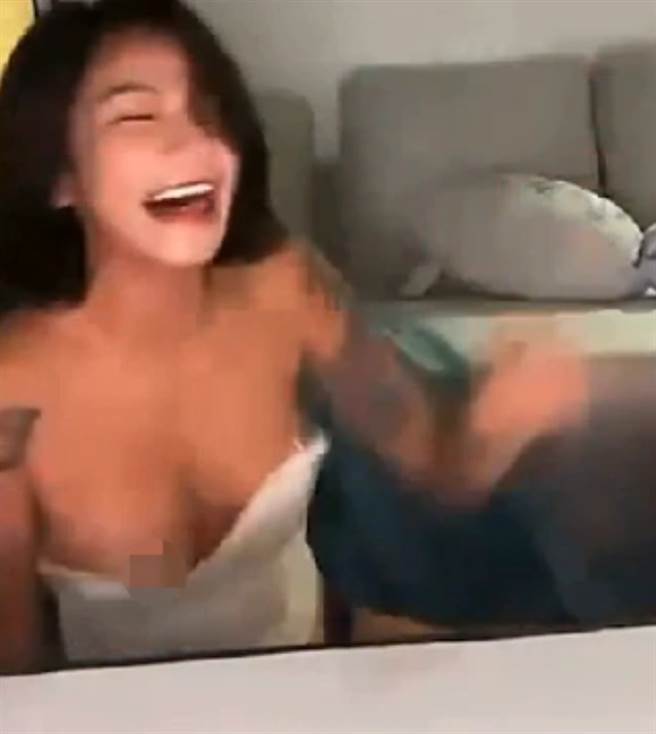 梁云菲的小可爱滑落不慎露点。(图/翻摄梁云菲IG)