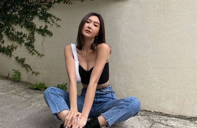 余函弥穿露肩小可爱挤出事业线。（图／翻摄自bonnieyuxx IG）