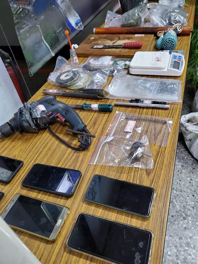 警方查扣改造槍支及分裝毒品等工具。（翻攝照片／高雄洪靖宜傳真）