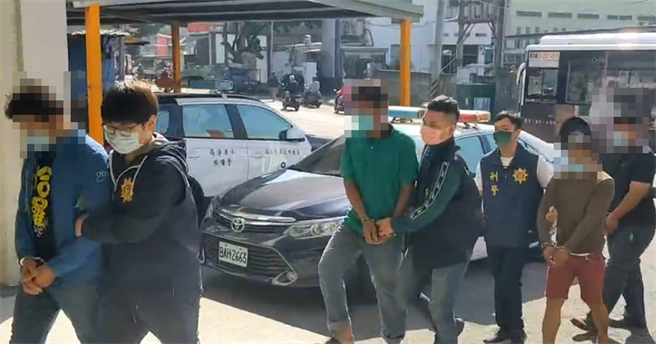 忠嫌等4人被帶回偵辦。（翻攝照片／高雄洪靖宜傳真）