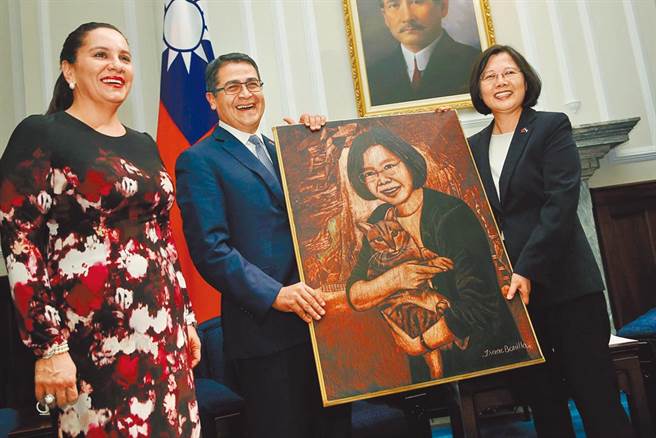 圖為葉南德茲2016年10月訪台時與蔡英文總統相互贈禮。（總統府提供）