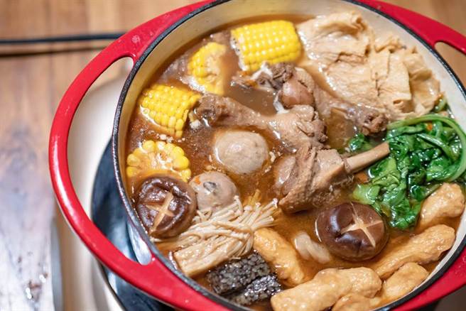 一名网友日前想吃台南一间姜母鸭，岂料店家电话满线中，导致他连打了29通电话订位。(示意图/达志影像)