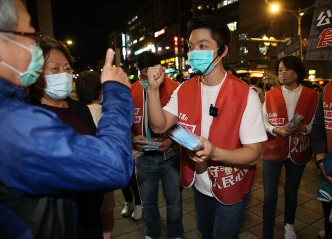 图为国民党立委蒋万安（中）日前在台北市捷运南京站外发起 「公投反莱猪、食安我做主」街讲行动，发送口罩呼吁民眾支持反莱猪。（资料照/陈君玮摄）