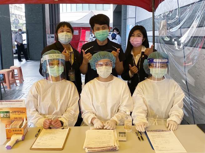 永庆房屋本着与社区共好的精神，无偿提供酒精、口罩、防疫面罩等大量防疫物资到各个邻里和医疗院所，力挺社区和医护。永庆房屋以具体行动回馈社区，再获1111人力银行颁发的「特别奖」！(图/永庆房屋提供)