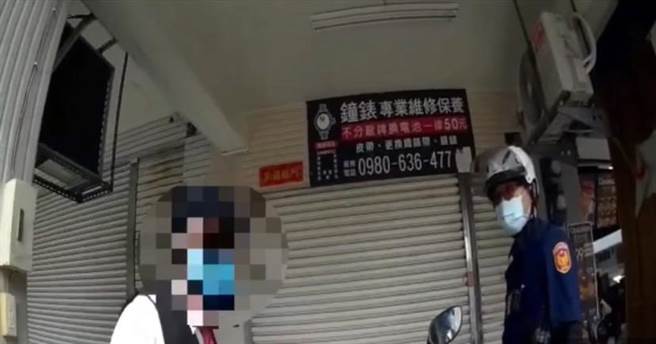 高雄65歲翁姓男子11日上午10時騎乘機車逆向在人行道上講電話，引起巡邏員警注意，調查後發現，翁男是桃園地檢署發布的侵占通緝犯，且已躲藏長達11年，警方當場將翁男逮捕。（翻攝畫面／洪浩軒高雄傳真）