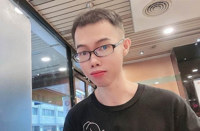 邓佳华近日宣布进军AV界。（图／翻摄自邓佳华脸书）