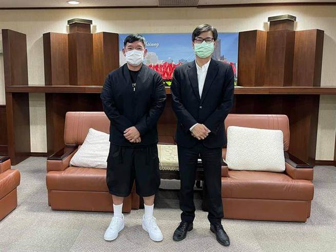 港星杜汶泽脸书昨PO出与高雄巿长陈其迈见面照片。（摘自杜汶泽脸书）