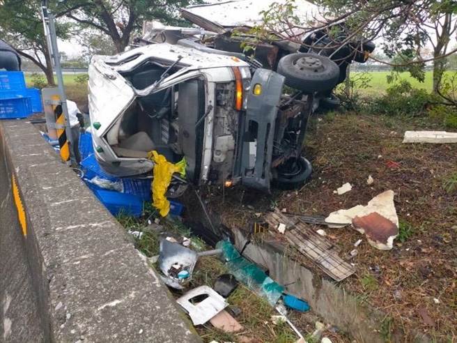 國3名間交流道，大貨車翻覆。（國道第7公路警察大隊提供／廖志晃南投傳真）
