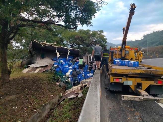 國3名間交流道大貨車翻覆 ，匝道封閉3小時。（國道第7公路警察大隊提供／廖志晃南投傳真）