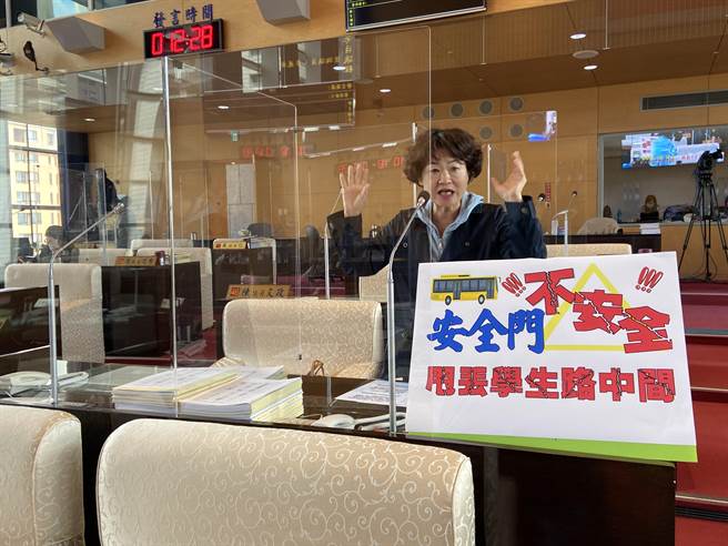 台中市议员李丽华今日质询时抨击，客运公司的安全门行进中弹开，造成一名女高中被抛飞出车外，在路中滚了100多公尺受伤，大嘆「卢市长差点又要去院看受伤的学生」。（卢金足摄）