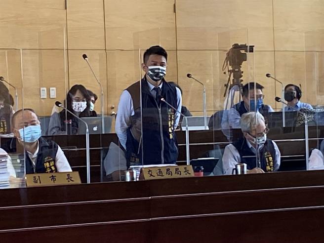 交通局局长叶昭甫表示，交通局有重大事件的通报机制，台中客运的确有通报，但通报内容不详实，要求台中客运在3天之内提出检讨报告。（卢金足摄）