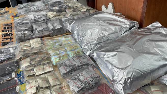 警方破获大型毒咖啡包批发中心，查扣3931包咖啡包。（洪靖宜摄）