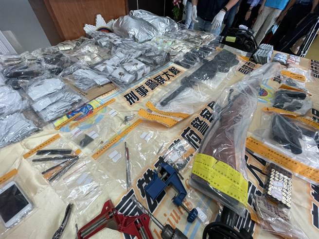 另外抓到一名苏嫌持有PPK模拟枪和毒品。（洪靖宜摄）