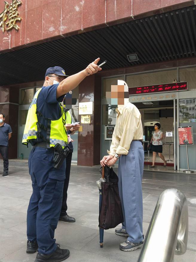 周姓老翁独居于台中市北屯区，因已无亲属在台，非常想念远在大陆的家属，想趁有生之年再见一面，搭乘公车前往办理相关证件，不料却迷路，报警方协助。（民眾提供／卢金足台中传真）