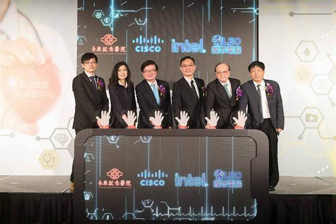长庚医院携手思科、英特尔、国眾电脑打造高速运算AI资讯中心。左起为林口长庚医院医学研究发展部主任郭昶甫、英特尔副总裁暨台湾分公司总经理汪佳慧、林口长庚医院院长程文俊、思科大中华区资深副总裁暨台湾总经理陈志惟、国眾电脑董事长王超群、林口长庚医院副院长邱政洵。（图／业者提供）