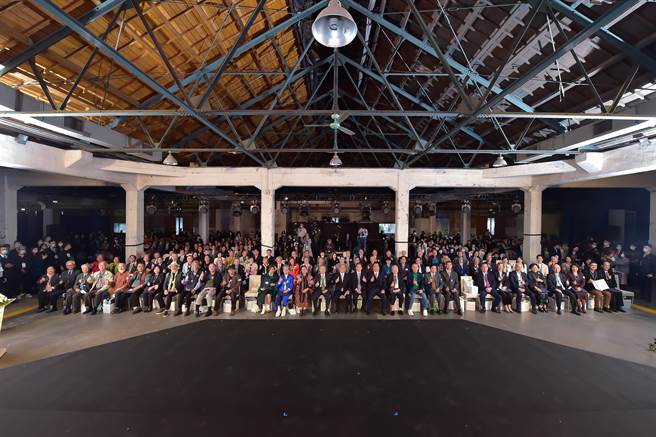 文化部11月11日下午举办的第一届文协奖章颁奖典礼，与会贵宾与得奖者大合影。（文化部提供）