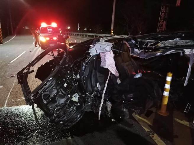 周姓男子駕駛保時捷載2友人欲前往台中，卻在台三線89.5公里的彎道，自撞電線桿，造成2人死亡。（翻攝照片）