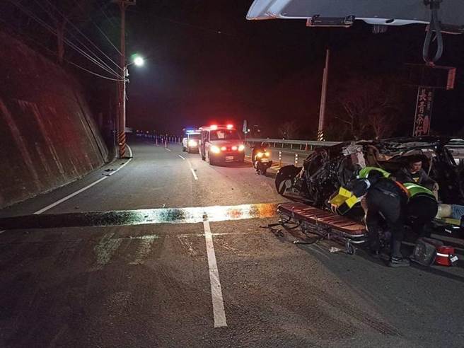 周姓男子駕駛保時捷載2友人欲前往台中，卻在台三線89.5公里的彎道，自撞電線桿，造成2人死亡。（翻攝照片）