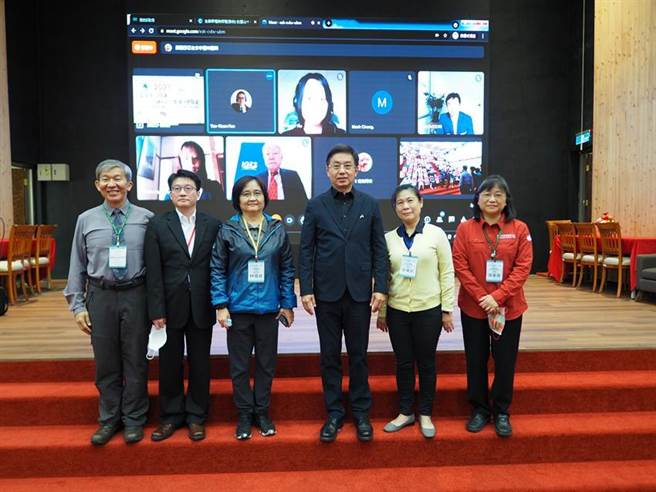 （與會貴賓大合照，左起東華大學李光中老師、法鼓文理學院黃信勳老師、林務局林澔貞副局長、林務局林華慶局長、特有生物研究保育中心薛美莉。圖/林務局提供）