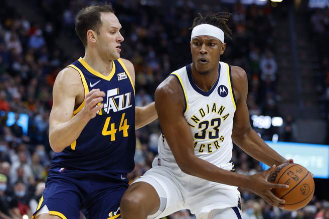 溜马中锋透纳(右)是这次全武行率先动手的球员。(路透)