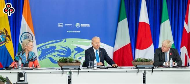 图为3日美国总统拜登（中）参加第26届联合国气候变化大会（COP26）发表演说。（摘自美国总统拜登脸书）