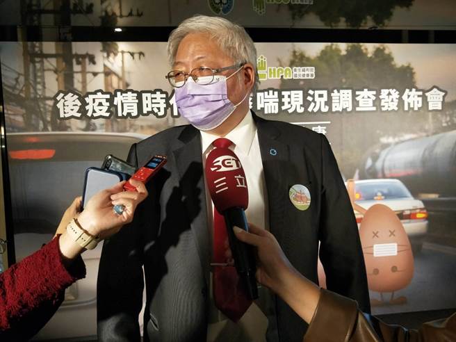 国健署长吴昭军今天被问及是否会协助卫福部长陈时中戒菸，他表示「如果他愿意我们就会协助」。（王家瑜摄）