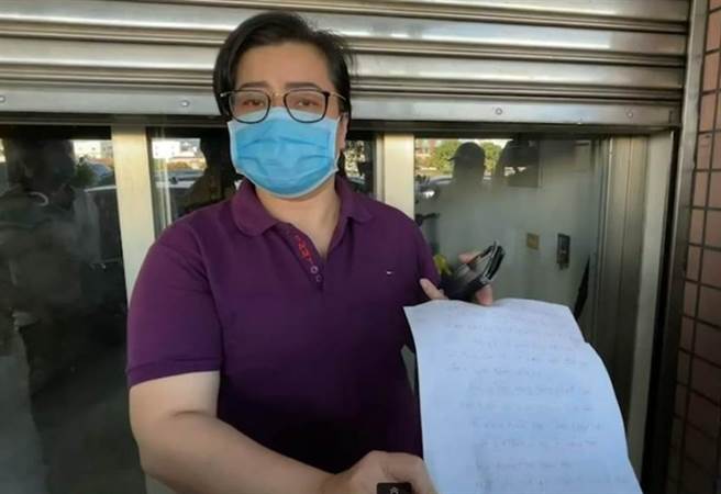 动手打人的陈姓男子，母亲出面道歉。（读者提供）