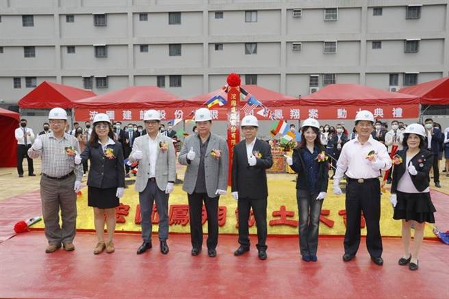 浤圃建设高雄捷运橘线O14凤山国中站生活圈的建案，12日由董事长苏宏圃（左四）主持动土，未来规划先建后售。图／顏瑞田