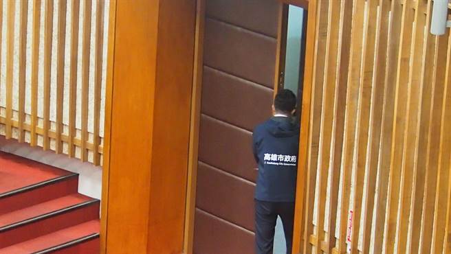 经发局长廖泰翔被请出议场。（曹明正摄）