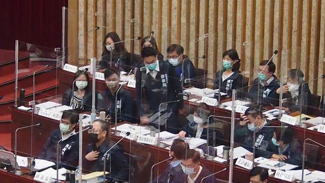 经发局长廖泰翔被请出议场。（曹明正摄）