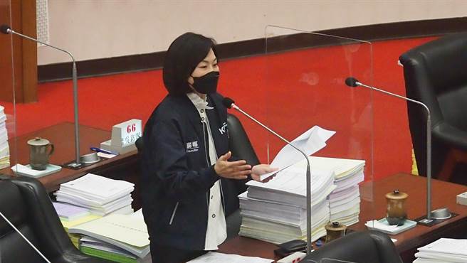 高雄巿议员陈丽娜质询高雄券变洗钱券。（曹明正摄）