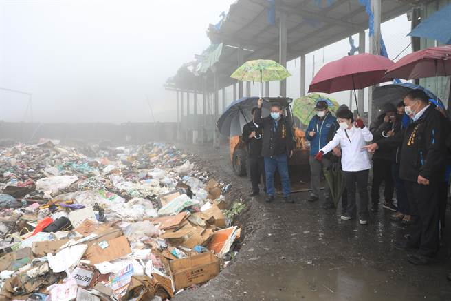 台中市長盧秀燕視察福壽山垃圾轉運站，並呼籲前往梨山的遊客減少垃圾製造並自行帶下山丟棄。（王文吉攝）