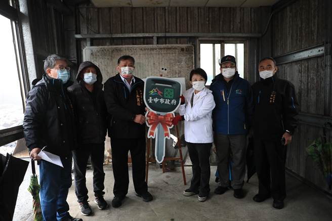 台中市長盧秀燕（右三）代表市府捐贈和平區公所23立方米垃圾轉運車「大牛」。（王文吉攝）