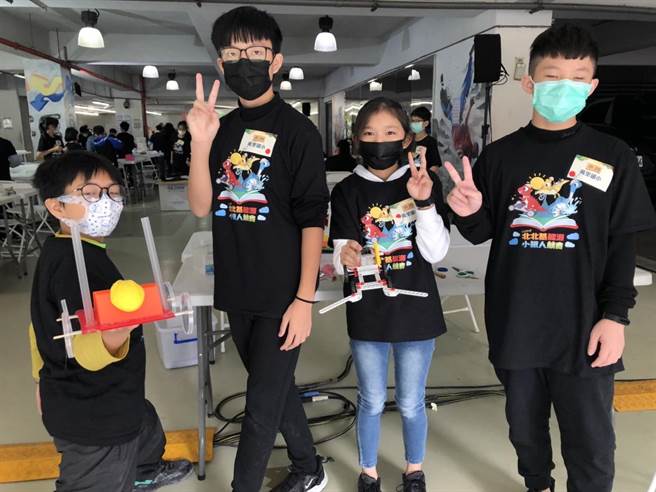 110年度北北基能源小铁人竞赛活动，万里国小选手制作风力车。（叶书宏摄）
