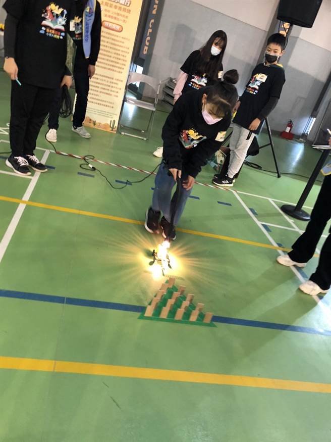 110年度北北基能源小铁人竞赛活动，水力发电选手闯关。（叶书宏摄）