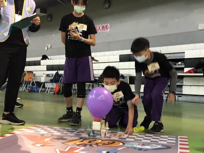 110年度北北基能源小铁人竞赛活动，太阳能车障碍赛。（叶书宏摄）