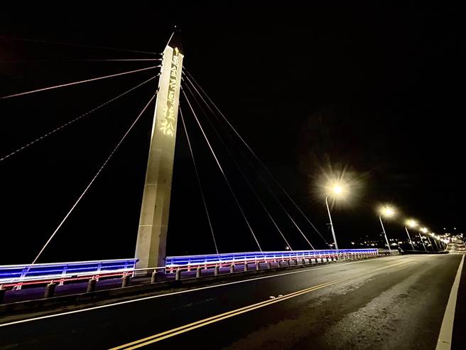 磺清大橋將光影投射「萬金石馬拉松」。（金山區公所提供）