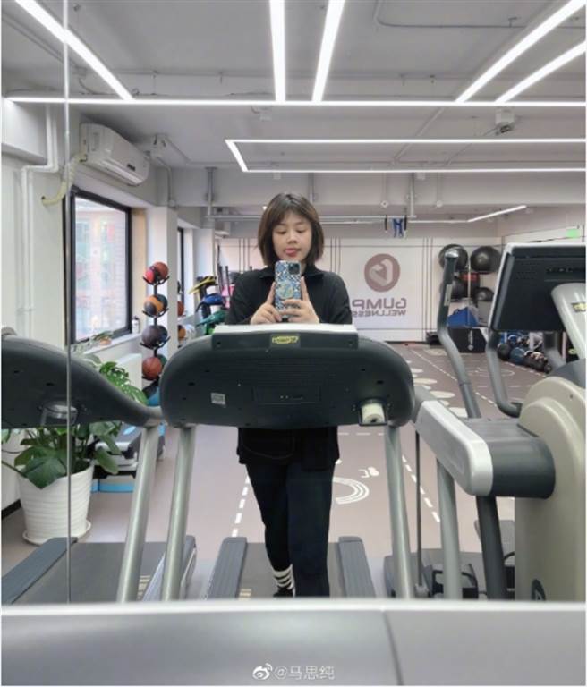 馬思純昨10日曬出運動健身照。（圖/馬思純微博）