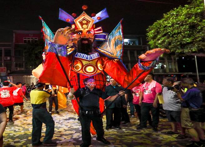 林口社大关心永善寺庙宇文化的传承与发扬，推出「大眾爷巡狩遶境」小旅行，招募住民亲身参与担任遶境「阵头」。（新北市教育局提供）