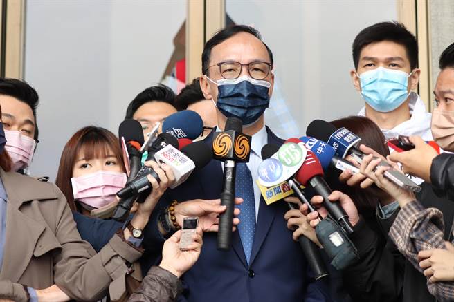 國民黨主席朱立倫上午到國父紀念館向孫中山銅像獻花致敬，紀念孫中山誕辰156周年。（國民黨提供）